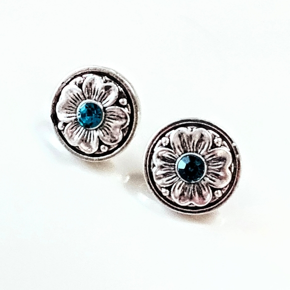Rework+upcycled vintage button earrings - Picture 3 of 4